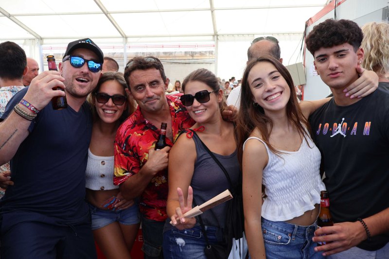 GALERIA DE FOTOS de l'estrene del BARET de les festes de DUANES: gran ambient, “botellins” a caixes i, a més… bous a la mar GALERIA DE FOTOS de l'estrene del BARET de les festes de DUANES: gran ambient, “botellins” a caixes i, a més… bous a la mar